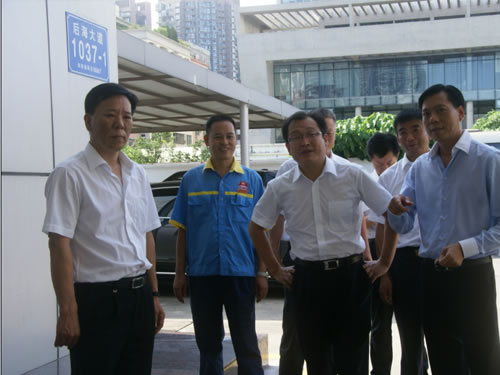 2015年8月中國(guó)石油廣東銷(xiāo)售公司李占寧總經(jīng)理到南海灣加油站視察